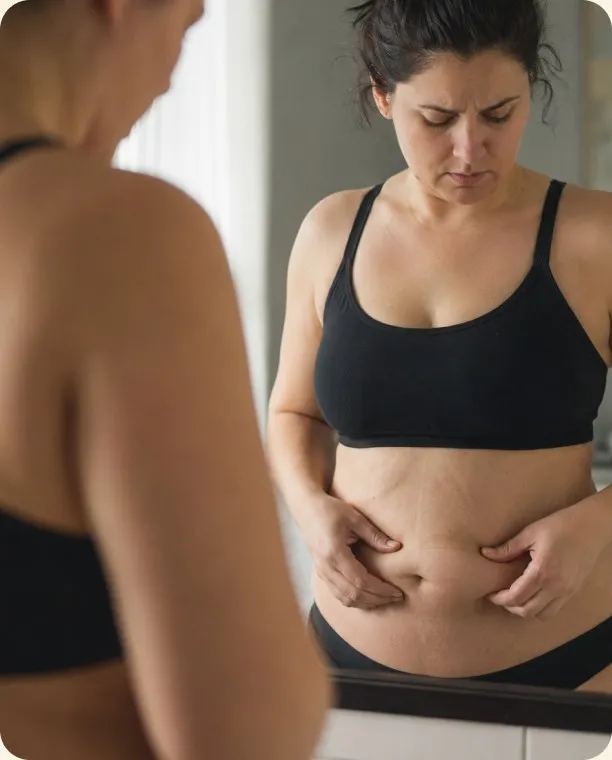 Mulher de costas em frente ao espelho