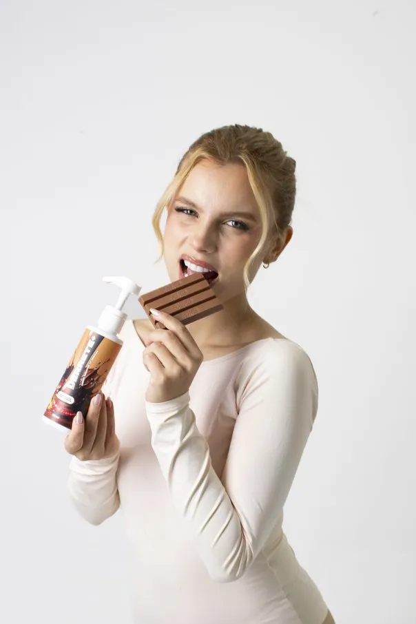 Cliente com barra de chocolate